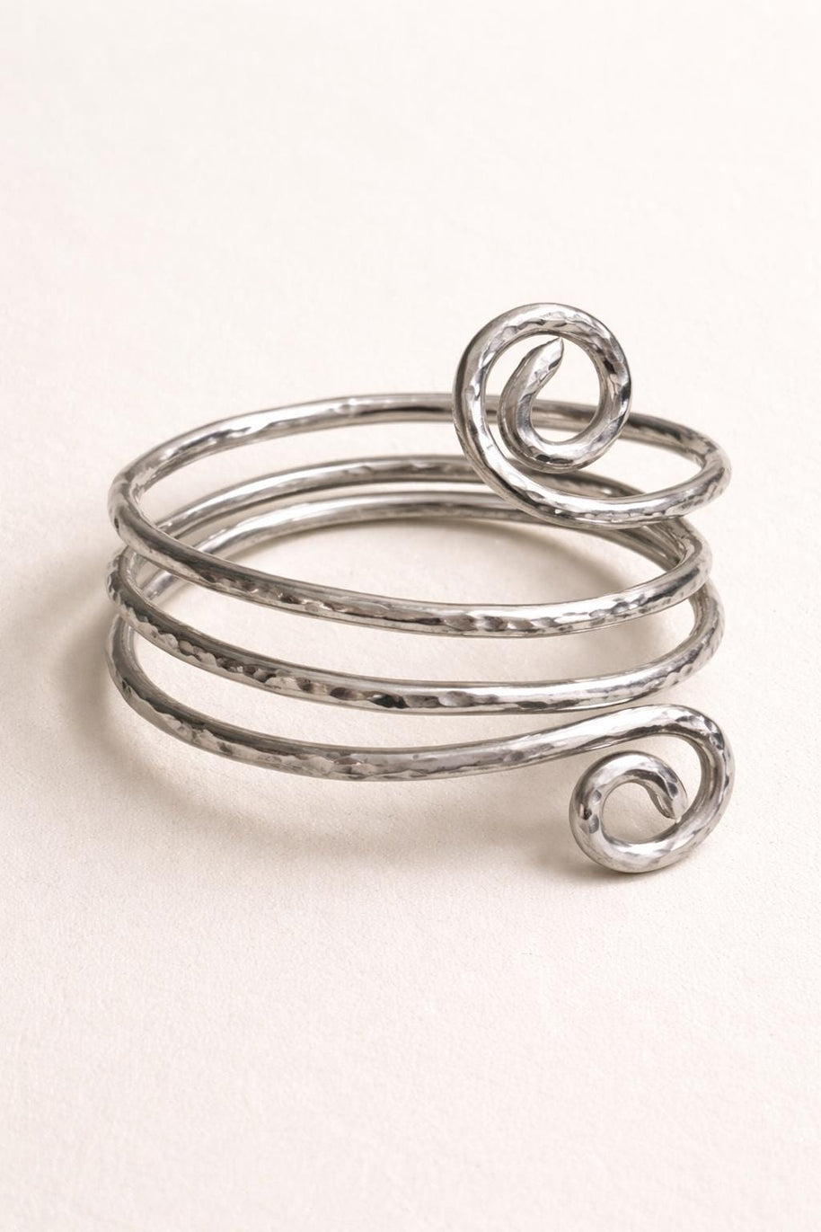 Bracciale rigido spirale regolabile in allumino martellato color argento| Bracciale artigianale moderno leggero e comodo| Idea regalo donna