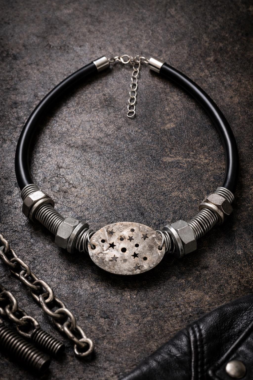 Collana industriale punk con bulloni e piastra a stelle | Collare nero in gomma e metallo riciclato fatto a mano regolabile