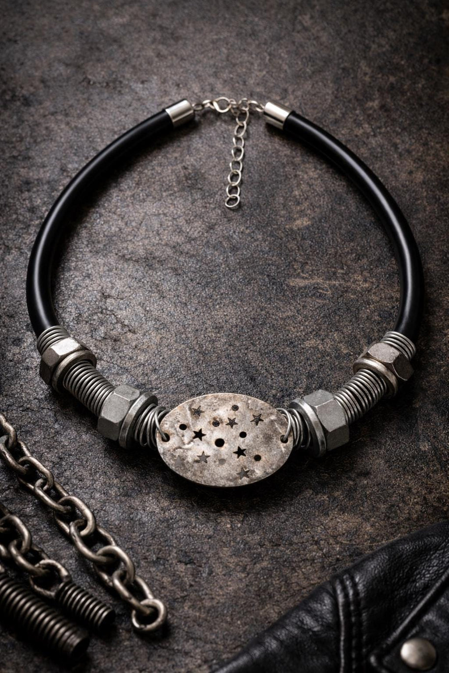 Collana industriale punk con bulloni e piastra a stelle | Collare nero in gomma e metallo riciclato fatto a mano regolabile