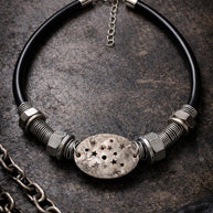Collana industriale punk con bulloni e piastra a stelle | Collare nero in gomma e metallo riciclato fatto a mano regolabile