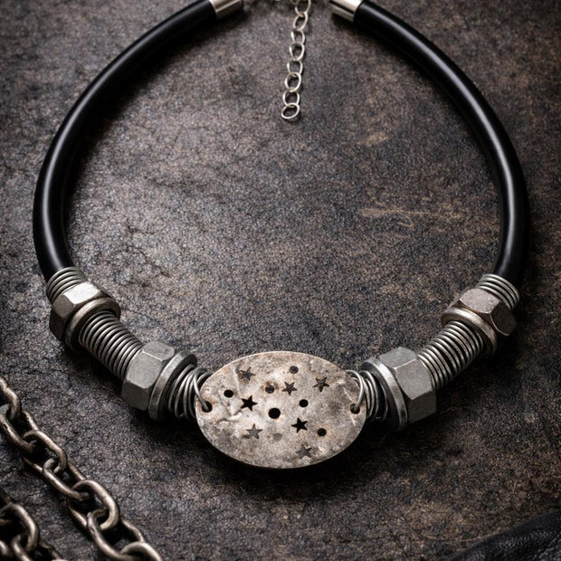 Collana industriale punk con bulloni e piastra a stelle | Collare nero in gomma e metallo riciclato fatto a mano regolabile