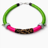 Choker punk fluo animalier con borchie | Collare rock verde e fucsia in metallo riciclato regolabile | Collana alternativa donna