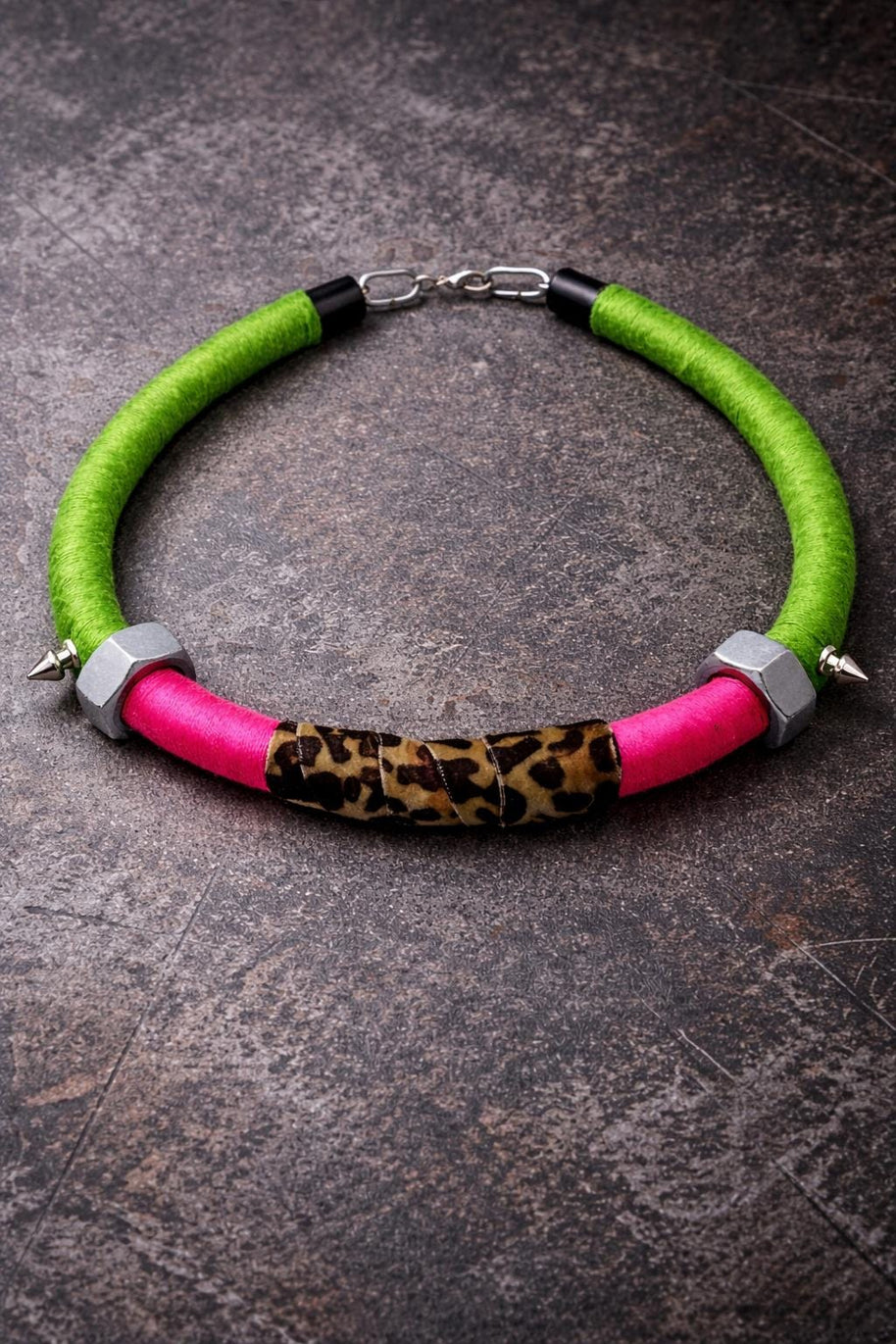 Choker punk fluo animalier con borchie | Collare rock verde e fucsia in metallo riciclato regolabile | Collana alternativa donna