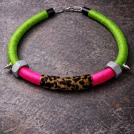 Choker punk fluo animalier con borchie | Collare rock verde e fucsia in metallo riciclato regolabile | Collana alternativa donna