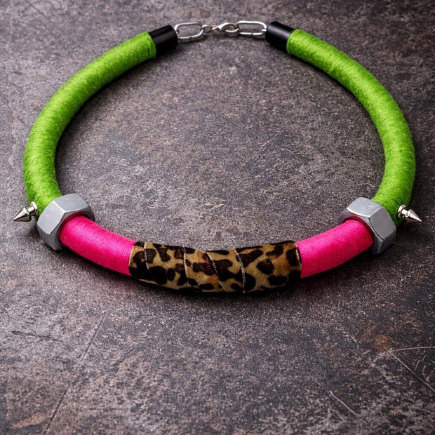 Choker punk fluo animalier con borchie | Collare rock verde e fucsia in metallo riciclato regolabile | Collana alternativa donna