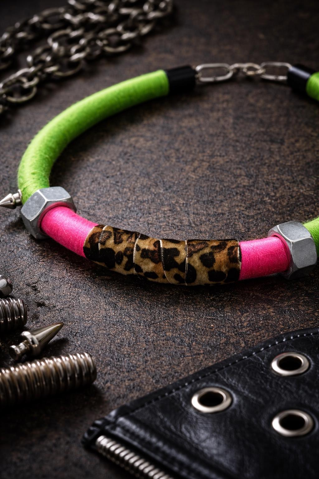 Choker punk fluo animalier con borchie | Collare rock verde e fucsia in metallo riciclato regolabile | Collana alternativa donna