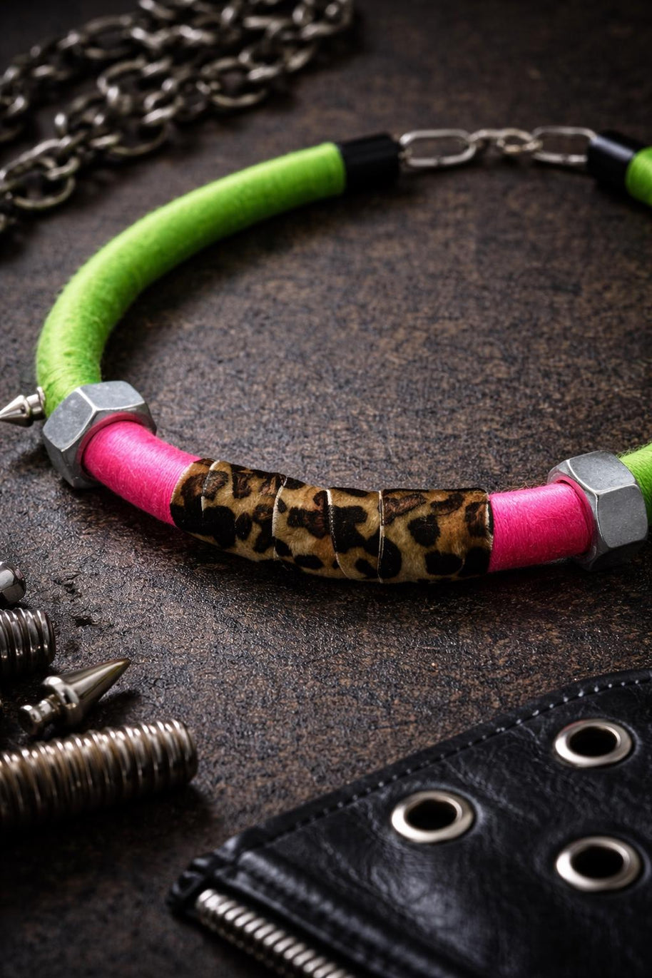 Choker punk fluo animalier con borchie | Collare rock verde e fucsia in metallo riciclato regolabile | Collana alternativa donna