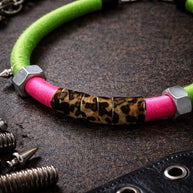 Choker punk fluo animalier con borchie | Collare rock verde e fucsia in metallo riciclato regolabile | Collana alternativa donna
