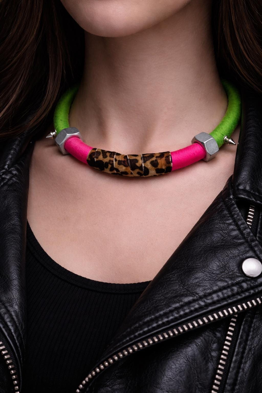 Choker punk fluo animalier con borchie | Collare rock verde e fucsia in metallo riciclato regolabile | Collana alternativa donna