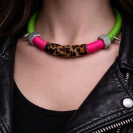Choker punk fluo animalier con borchie | Collare rock verde e fucsia in metallo riciclato regolabile | Collana alternativa donna