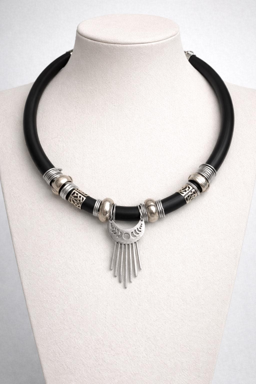 Choker nero tribale in metallo riciclato | Collana girocollo etnica moderna regolabile fatta a mano | Accessorio dark donna