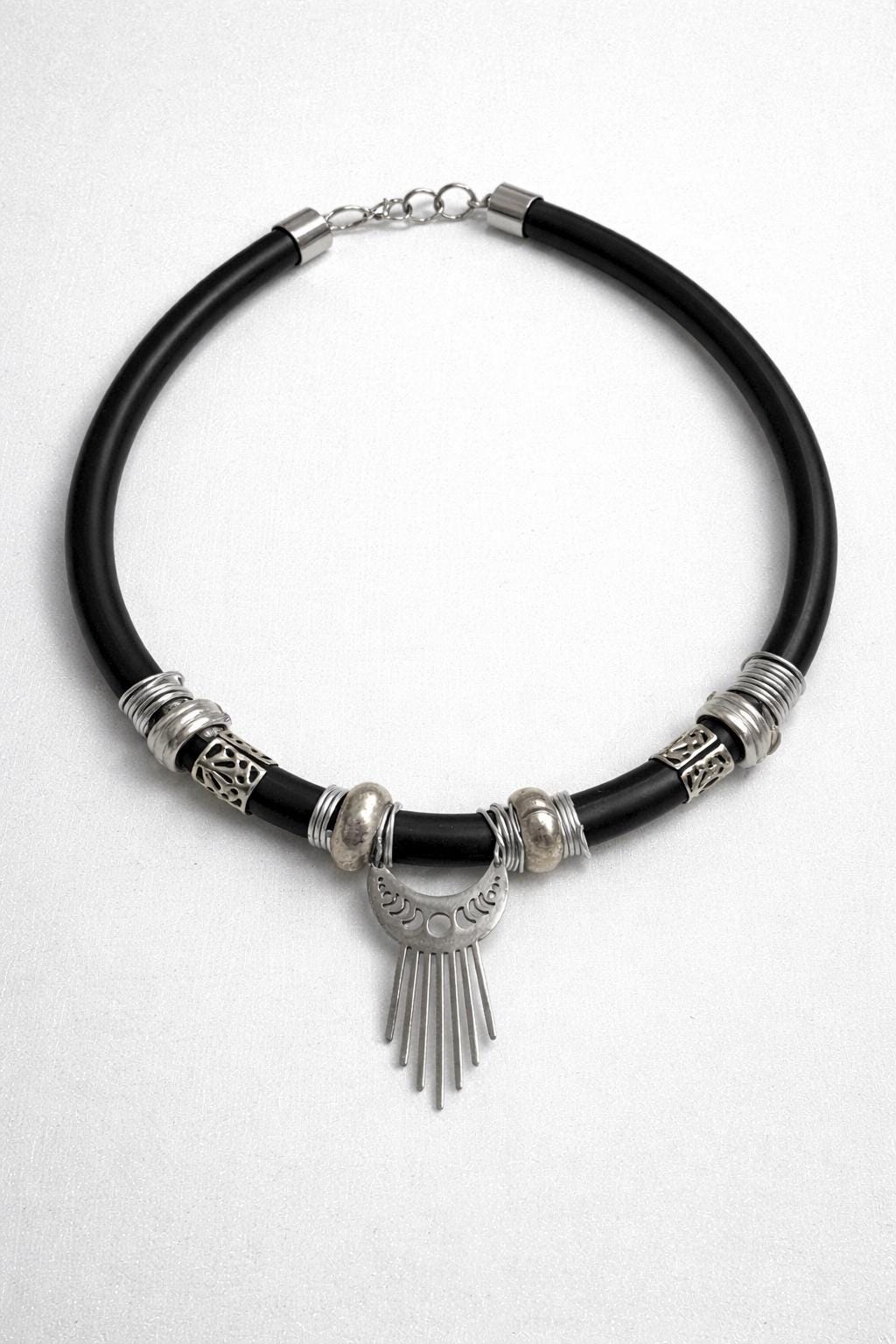 Choker nero tribale in metallo riciclato | Collana girocollo etnica moderna regolabile fatta a mano | Accessorio dark donna