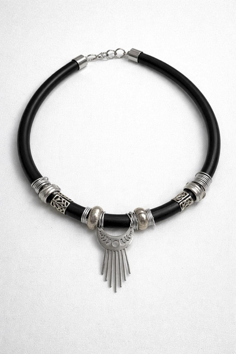 Choker nero tribale in metallo riciclato | Collana girocollo etnica moderna regolabile fatta a mano | Accessorio dark donna