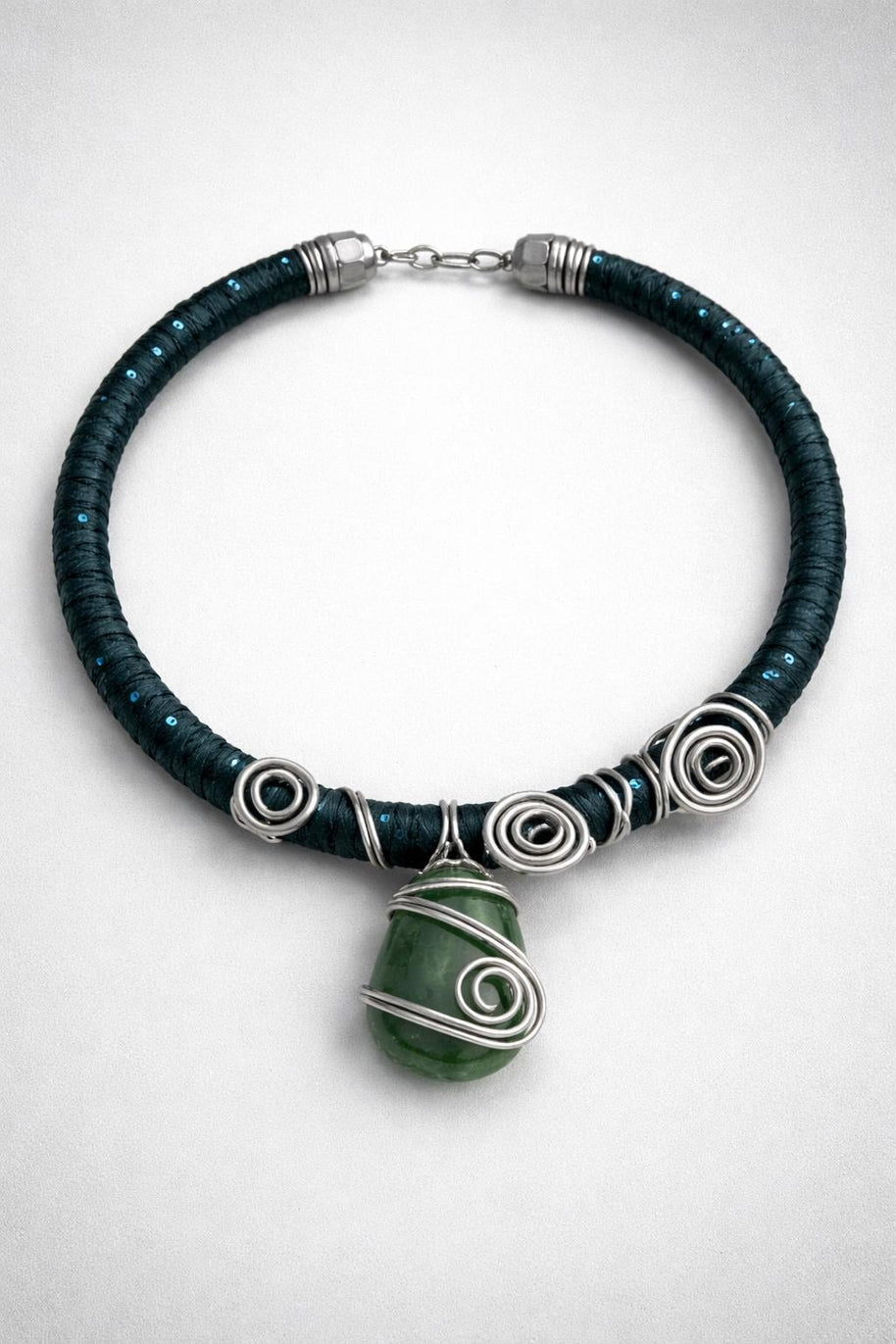Choker con avventurina verde petrolio | Girocollo artigianale in alluminio modellato| Collana alternativa con pietra naturale| Idea regalo