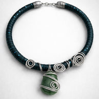 Choker con avventurina verde petrolio | Girocollo artigianale in alluminio modellato| Collana alternativa con pietra naturale| Idea regalo
