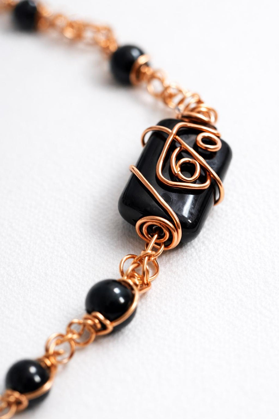 Collana lunga onice nera e rame| Collana boho elegante donna| Gioiello artigianale con pietre nere| Idea regalo donna