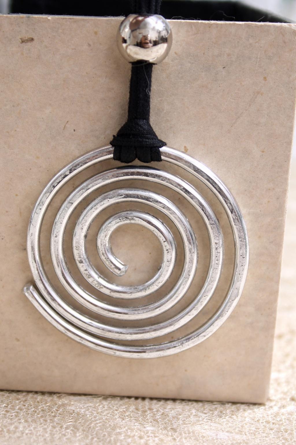 Collana spirale argento martellato su cordino nero regolabile | Ciondolo statement moderno Urban Ritual | Gioiello donna minimal contemporan