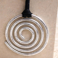 Collana spirale argento martellato su cordino nero regolabile | Ciondolo statement moderno Urban Ritual | Gioiello donna minimal contemporan