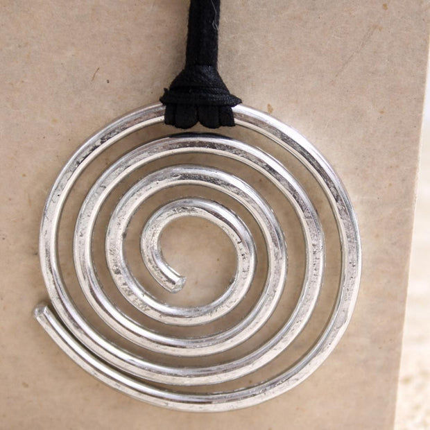 Collana spirale argento martellato su cordino nero regolabile | Ciondolo statement moderno Urban Ritual | Gioiello donna minimal contemporan