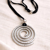 Collana spirale argento martellato su cordino nero regolabile | Ciondolo statement moderno Urban Ritual | Gioiello donna minimal contemporan