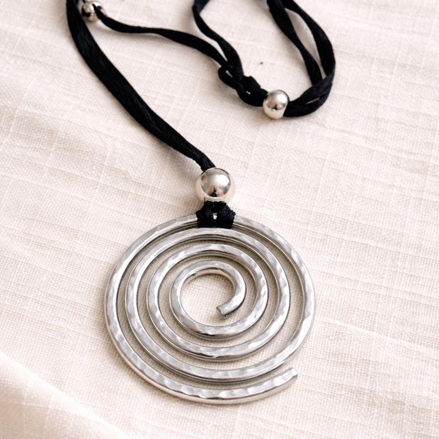 Collana spirale argento martellato su cordino nero regolabile | Ciondolo statement moderno Urban Ritual | Gioiello donna minimal contemporan