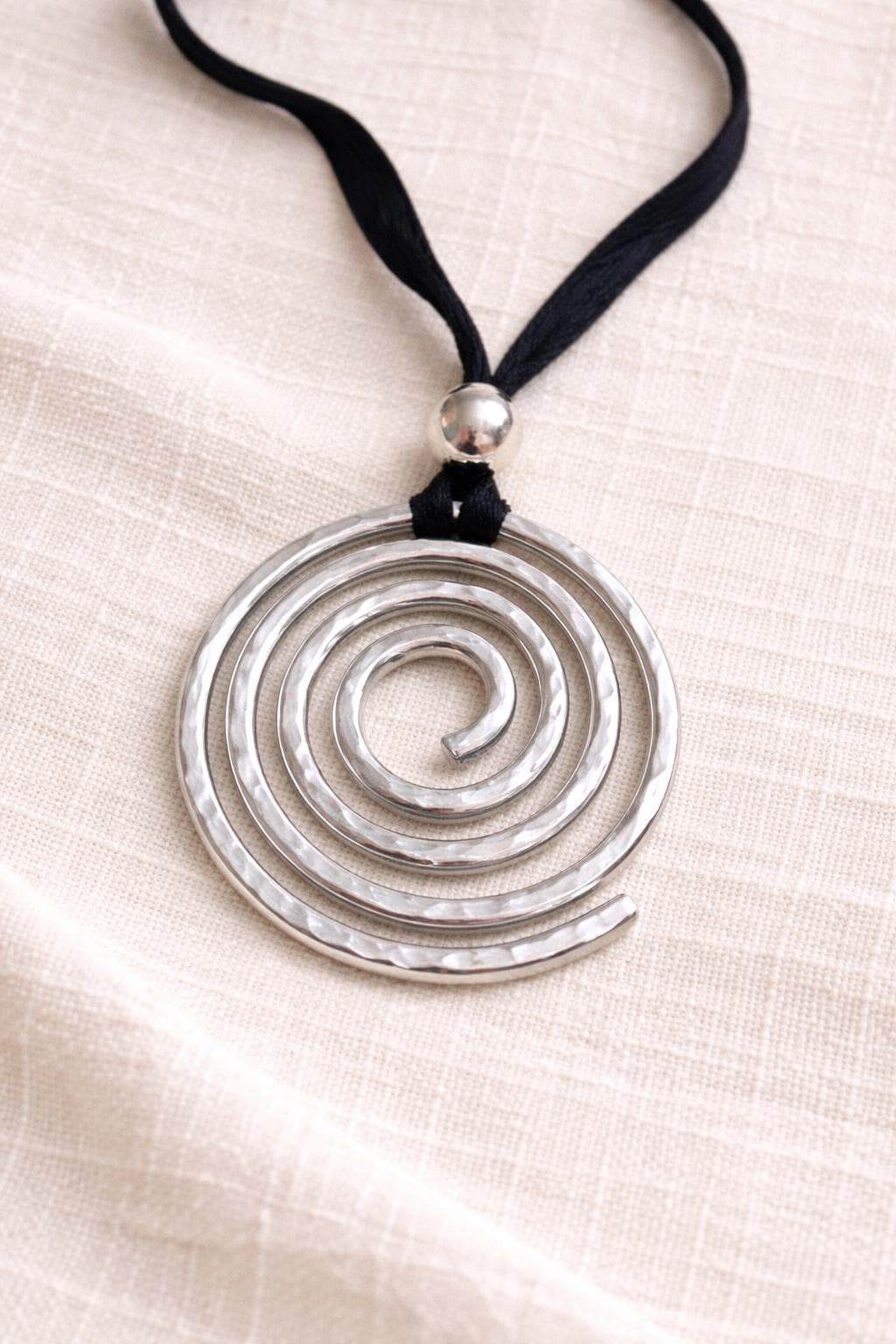 Collana spirale argento martellato su cordino nero regolabile | Ciondolo statement moderno Urban Ritual | Gioiello donna minimal contemporan
