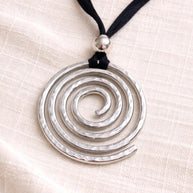 Collana spirale argento martellato su cordino nero regolabile | Ciondolo statement moderno Urban Ritual | Gioiello donna minimal contemporan