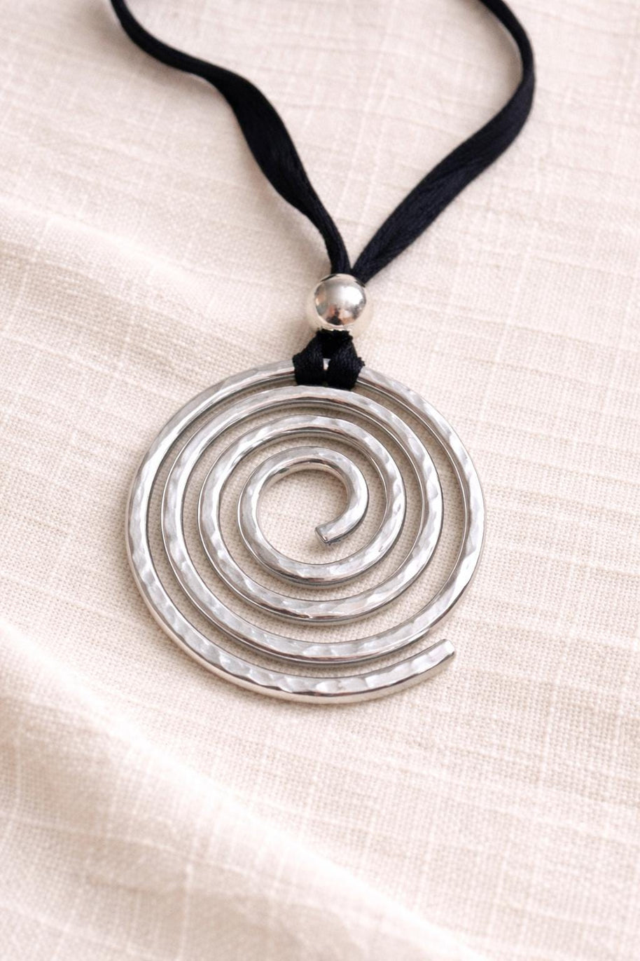 Collana spirale argento martellato su cordino nero regolabile | Ciondolo statement moderno Urban Ritual | Gioiello donna minimal contemporan
