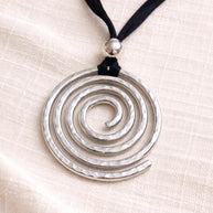 Collana spirale argento martellato su cordino nero regolabile | Ciondolo statement moderno Urban Ritual | Gioiello donna minimal contemporan