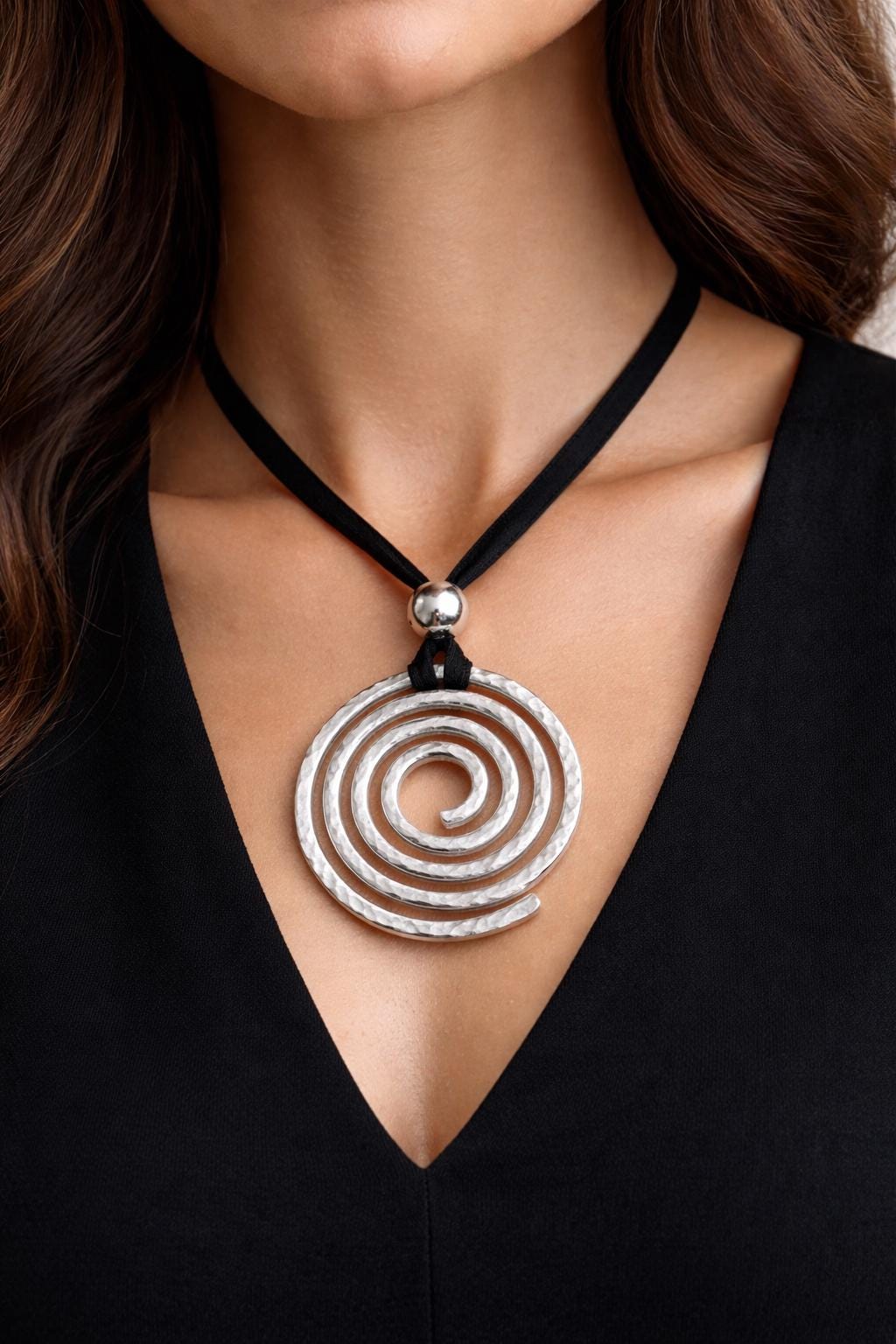 Collana spirale argento martellato su cordino nero regolabile | Ciondolo statement moderno Urban Ritual | Gioiello donna minimal contemporan