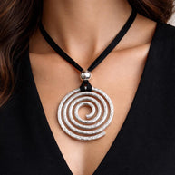 Collana spirale argento martellato su cordino nero regolabile | Ciondolo statement moderno Urban Ritual | Gioiello donna minimal contemporan