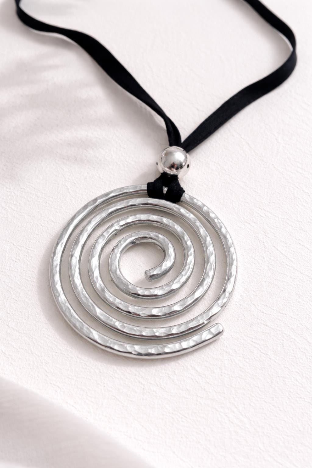 Collana spirale argento martellato su cordino nero regolabile | Ciondolo statement moderno Urban Ritual | Gioiello donna minimal contemporan
