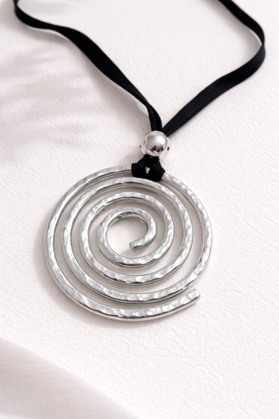 Collana spirale argento martellato su cordino nero regolabile | Ciondolo statement moderno Urban Ritual | Gioiello donna minimal contemporan