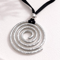Collana spirale argento martellato su cordino nero regolabile | Ciondolo statement moderno Urban Ritual | Gioiello donna minimal contemporan