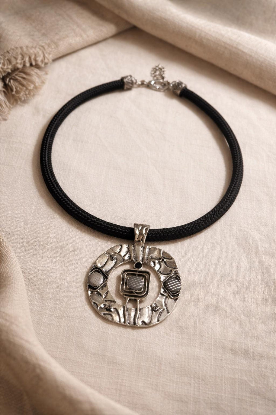 Collana etnica con ciondolo grande argento anticato | Girocollo tribale regolabile | Collana boho donna statement