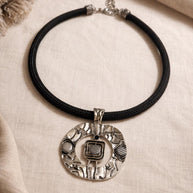 Collana etnica con ciondolo grande argento anticato | Girocollo tribale regolabile | Collana boho donna statement