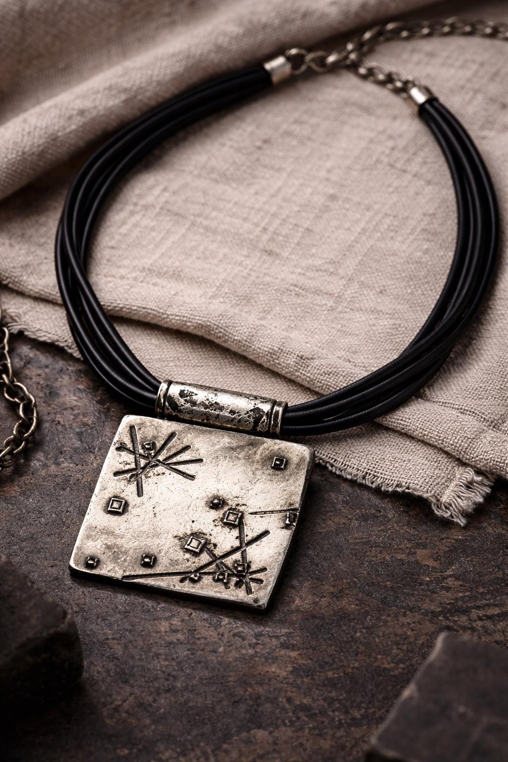 Collana industriale donna nera con maxi ciondolo quadrato argento | Gioiello rock statement urban regolabile