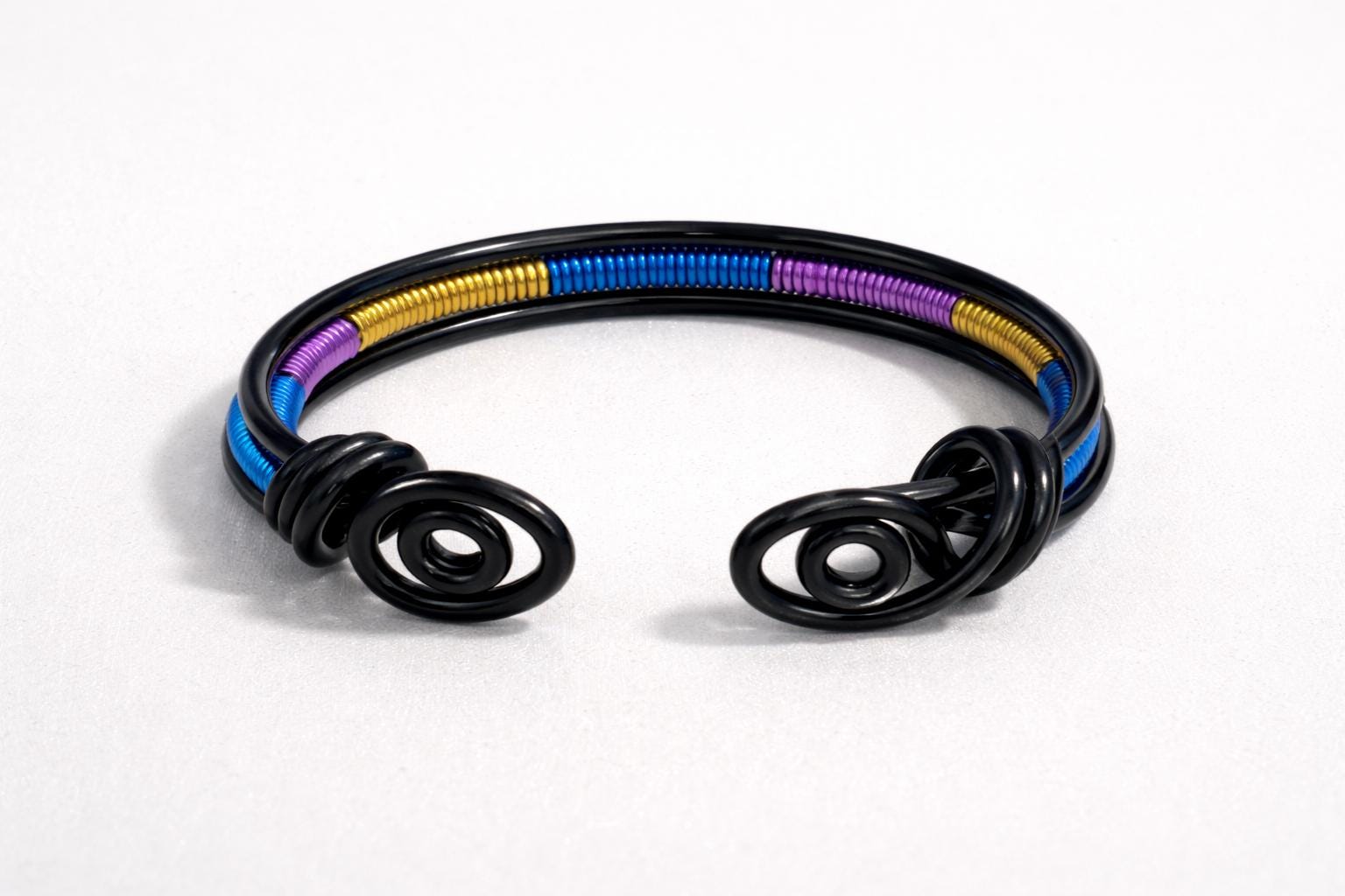 Bracciale rigido nero in alluminio con spirali| Bracciale aperto regorabile minimal| Gioiello stile industriale moderno| Regalo unisex