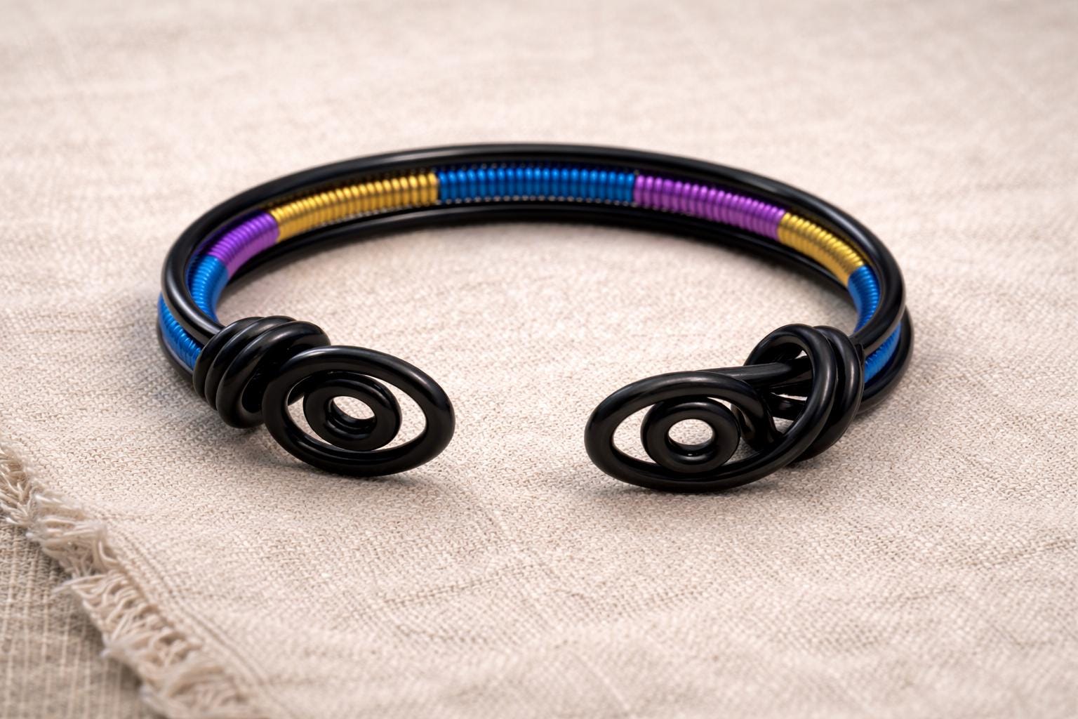 Bracciale rigido nero in alluminio con spirali| Bracciale aperto regorabile minimal| Gioiello stile industriale moderno| Regalo unisex
