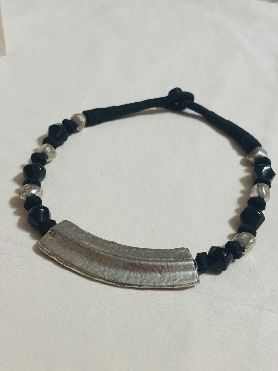 Collana nera e argento stile rock urbano con ciondolo curvo martellato | Gioiello artigianale donna strong minimal contemporaneo