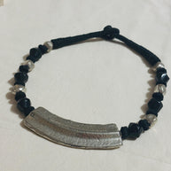 Collana nera e argento stile rock urbano con ciondolo curvo martellato | Gioiello artigianale donna strong minimal contemporaneo