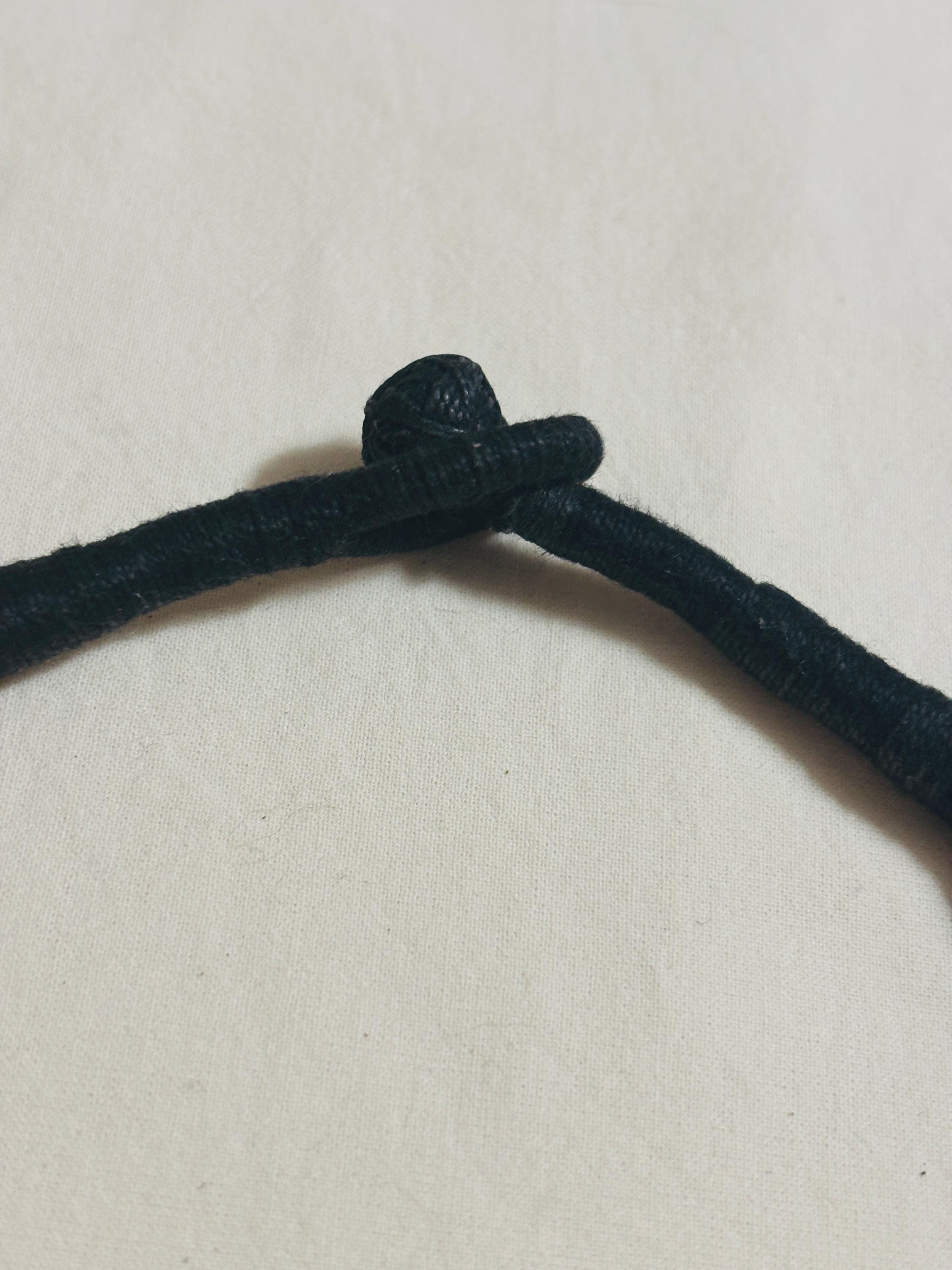 Collana nera e argento stile rock urbano con ciondolo curvo martellato | Gioiello artigianale donna strong minimal contemporaneo