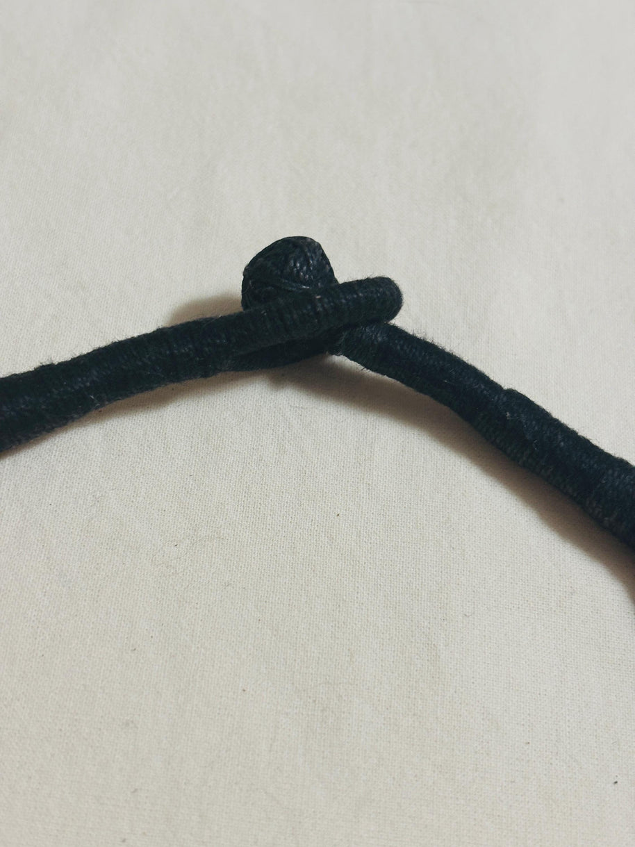 Collana nera e argento stile rock urbano con ciondolo curvo martellato | Gioiello artigianale donna strong minimal contemporaneo