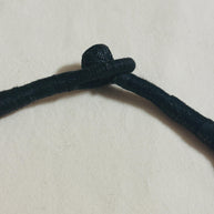 Collana nera e argento stile rock urbano con ciondolo curvo martellato | Gioiello artigianale donna strong minimal contemporaneo