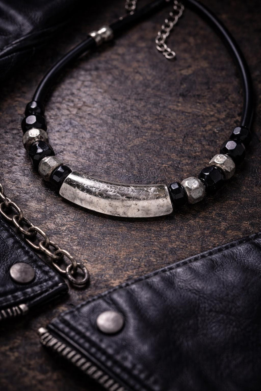 Collana nera e argento stile rock urbano con ciondolo curvo martellato | Gioiello artigianale donna strong minimal contemporaneo