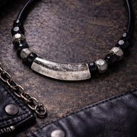 Collana nera e argento stile rock urbano con ciondolo curvo martellato | Gioiello artigianale donna strong minimal contemporaneo