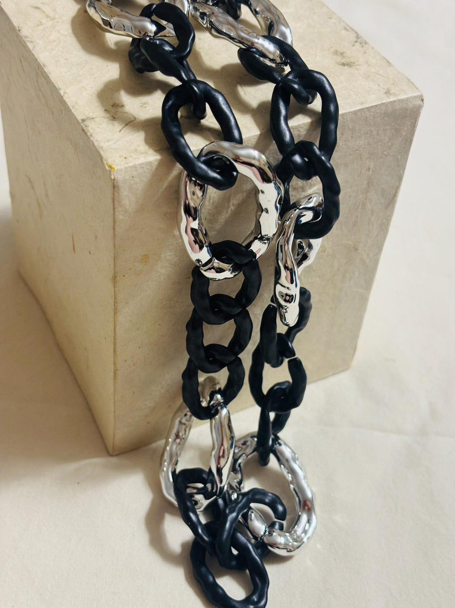 Collana catena maxi nera e argento maglia grossa lunga | Collana statement donna stile rock industrial urban chic