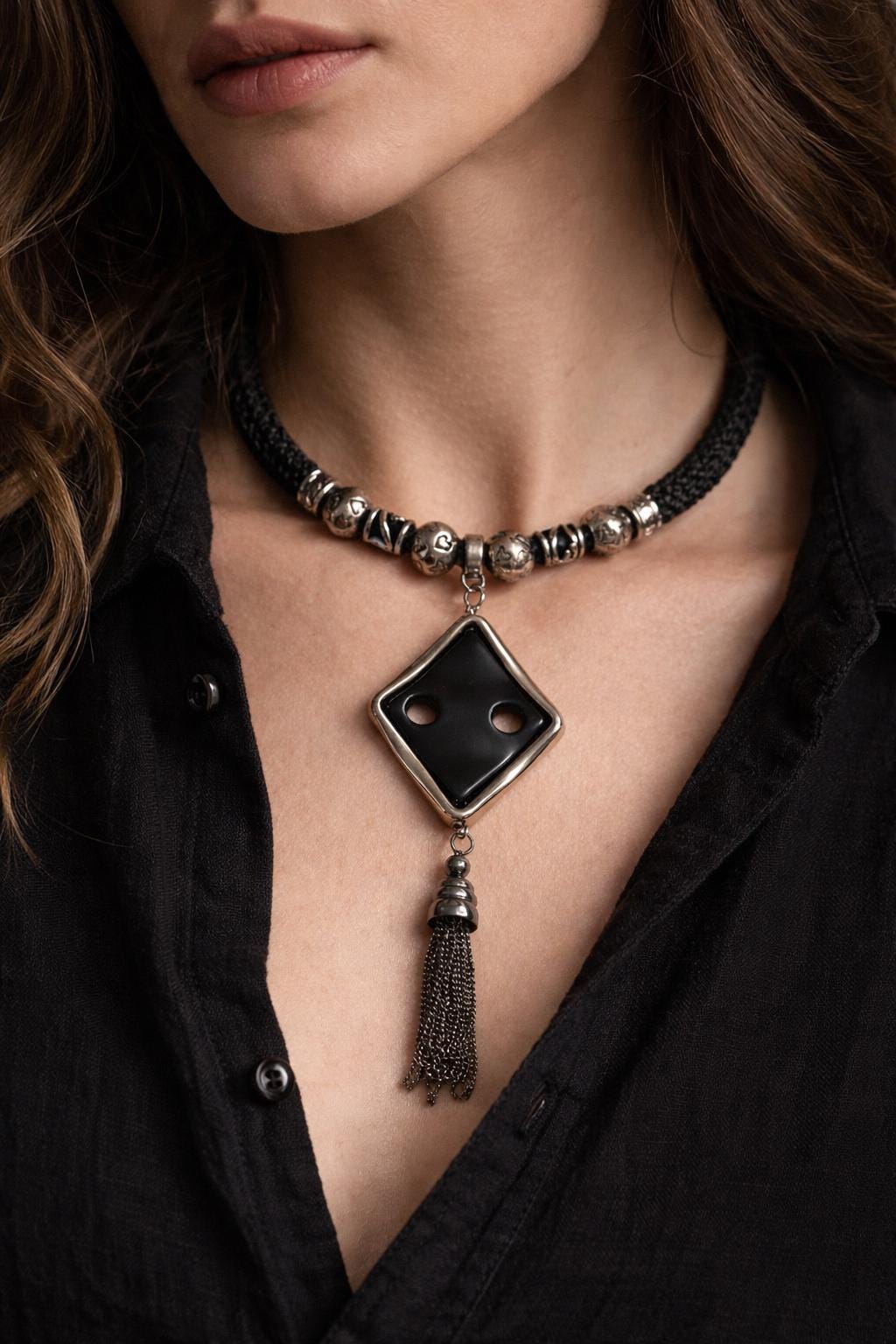 Collana rombo nero con nappina | Girocollo dark elegante con ciondolo geometrico | Collana gotica moderna donna