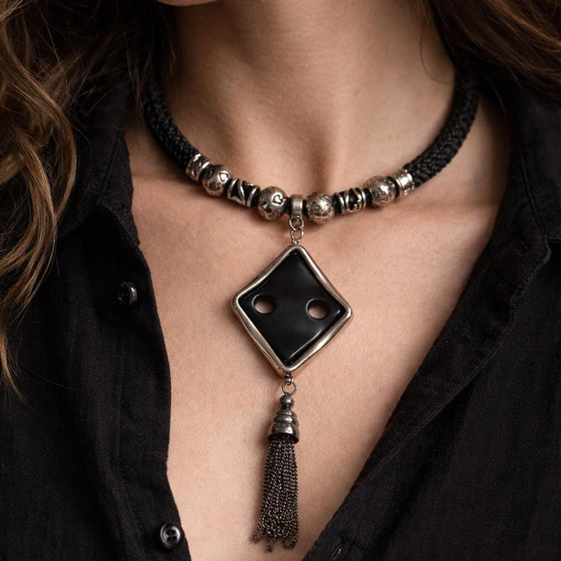 Collana rombo nero con nappina | Girocollo dark elegante con ciondolo geometrico | Collana gotica moderna donna
