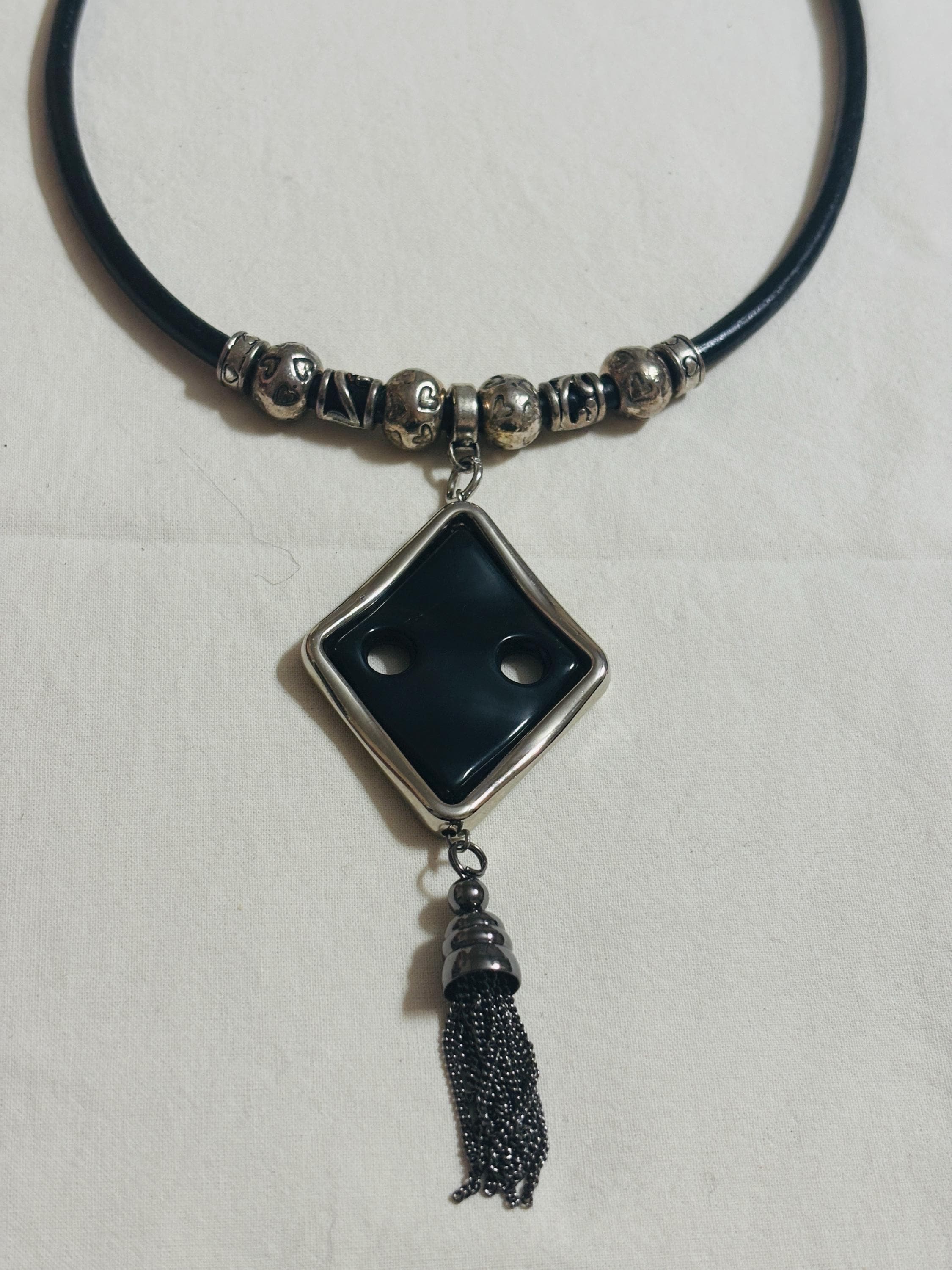 Collana rombo nero con nappina | Girocollo dark elegante con ciondolo geometrico | Collana gotica moderna donna